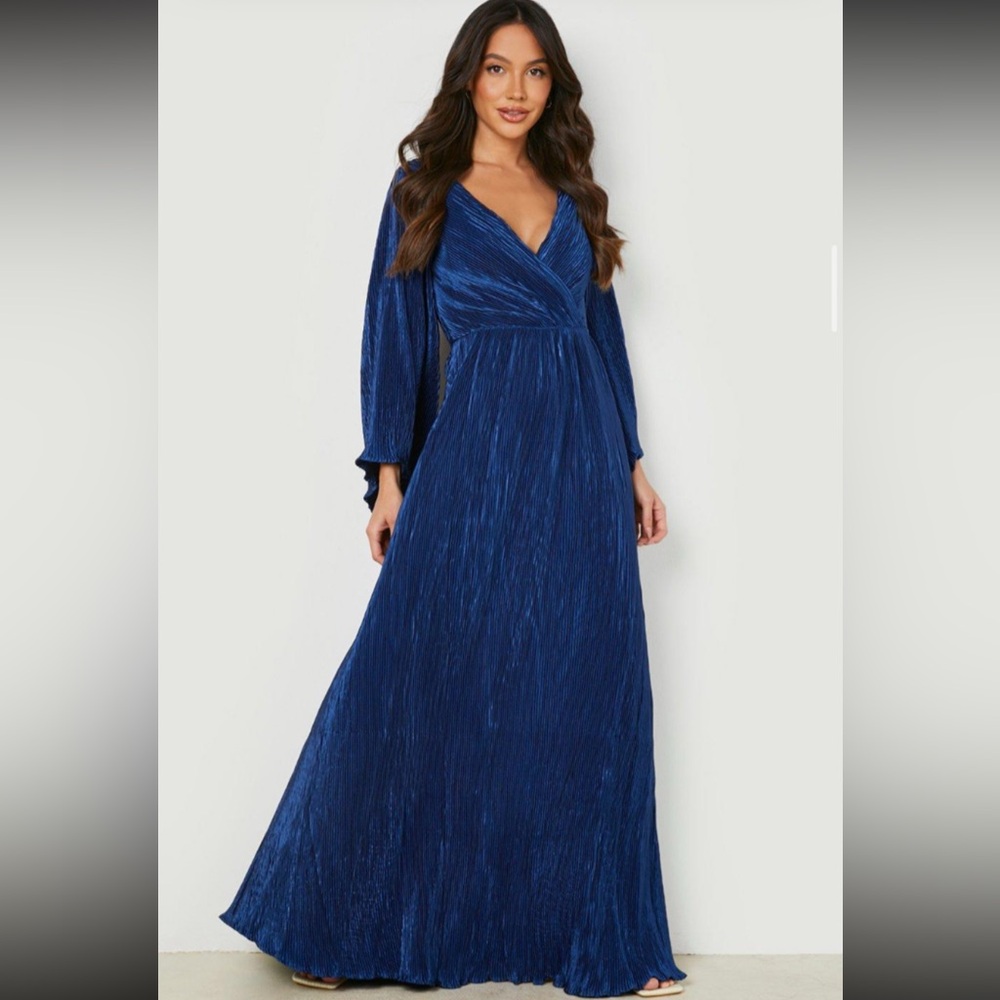 Boohoo occasionan Royal blue pleated/ plisse satin maxi dress